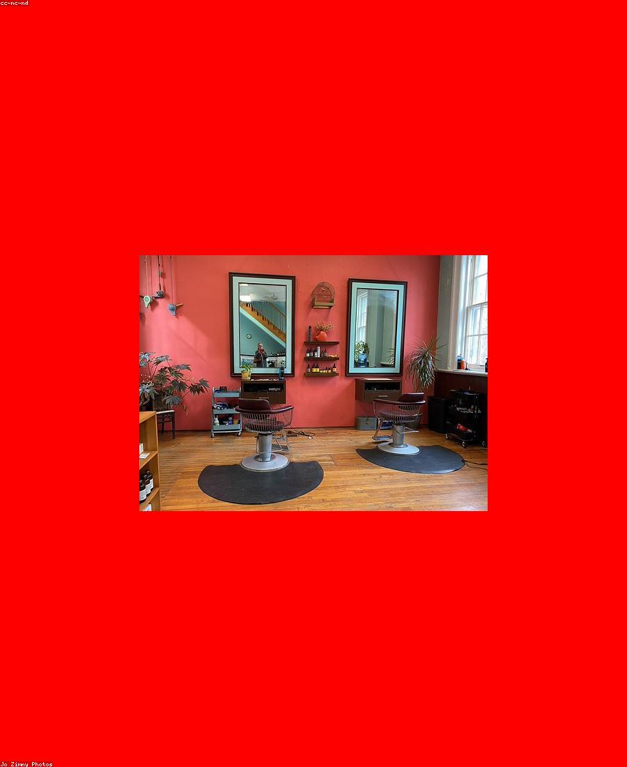 Interno luminoso del salone New Hair a Corciano con postazioni e specchi
